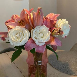 Gezeigt wird ein exemplarischer Blumenstrauß aus weißen und pinken Blumen den TeilnehmerInnen in einem Blumenworkshop auf dem Wochenmarkt in Münster selber binden lernen können.