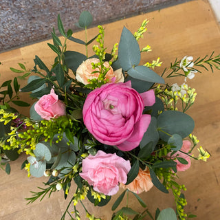 Gezeigt wird ein exemplarischer Blumenstrauß aus pinken und gelben Blumen den TeilnehmerInnen in einem Blumenworkshop auf dem Wochenmarkt in Münster selber binden lernen können.