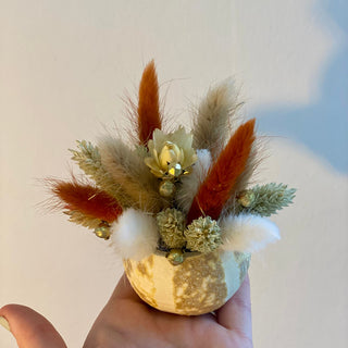 Herbstliche DIY-Dekoration: ein echter, getrockneter Kürbisse kunstvoll mit Trockenblumen verziert für Workshop in Münster.