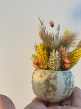 Kreativer Kürbis-Workshop: Drei dekorierte Kürbisse (2 künstlich, 1 getrocknet) mit bunten Trockenblumen als herbstliche Tischdeko.