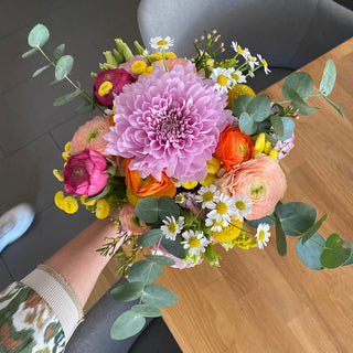 Gezeigt wird ein exemplarischer Blumenstrauß aus bunten Blumen den TeilnehmerInnen in einem Blumenworkshop auf dem Wochenmarkt in Münster selber binden lernen können.