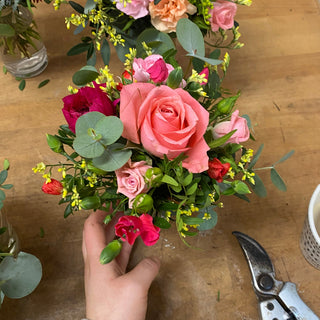 Gezeigt wird ein exemplarischer Blumenstrauß aus bunten Blumen den TeilnehmerInnen in einem Blumenworkshop auf dem Wochenmarkt in Münster selber binden lernen können.